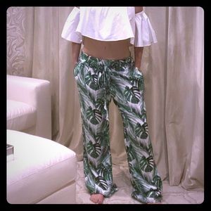 🆕 Listing! Perf Guess vaca pants! 🌴